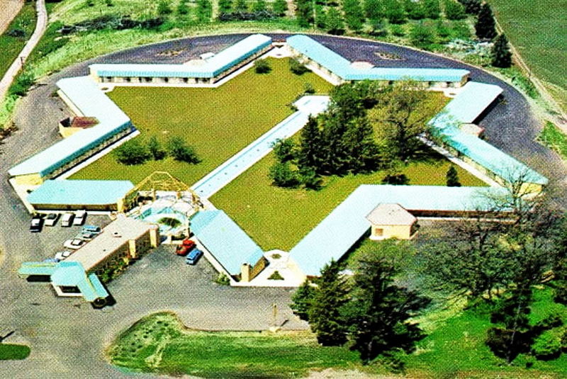 Snow Flake Motel - Vintage Postcard (newer photo)